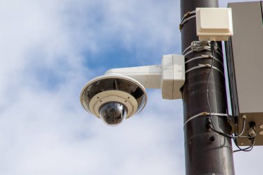 Güvenlik kameraları şehir sokaklarında yeni 360 beyaz kamera.
