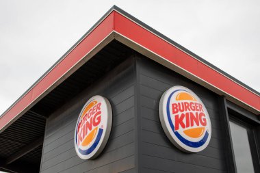 Bordeaux, Aquitaine France - 02 27 2023: Burger King restoran tabelası yazı ve marka logosu bize fast food bayiliği tanıtıyor