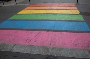 Şehir merkezindeki LGBT topluluğunun cinsiyet ayrımcılığı kavramına gökkuşağı renginde işaretli yaya geçidi.
