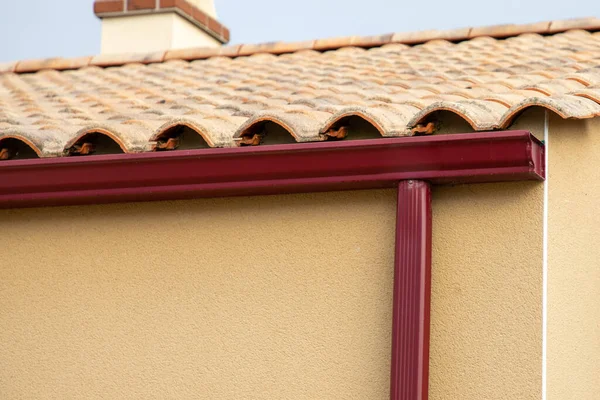 Telhado Mostrando Calhas Vermelhas Tubo Para Baixo Fachada Casa Nova — Fotografia de Stock