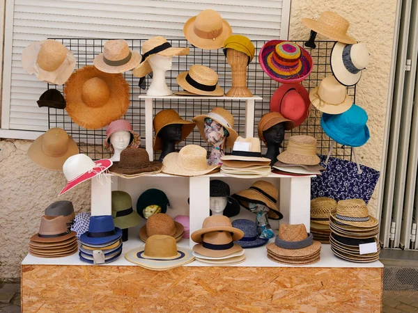 街头商铺出售帽子的种类 — 图库照片