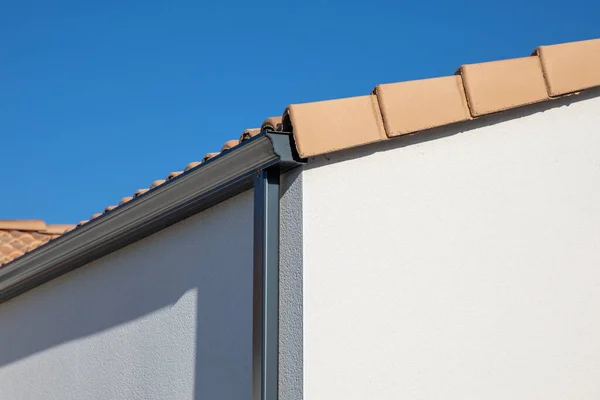 Graue Dachkante Moderne Dachrinne Aus Aluminium Mit Schindeln — Stockfoto