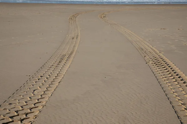 Auto Pneumatikami Stopy Pobřeží Pouště Beach Sand — Stock fotografie
