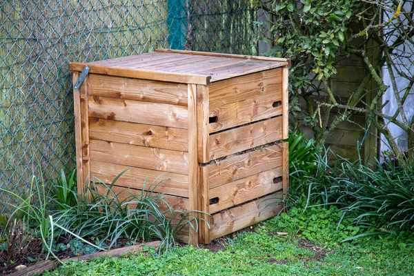 Venkovní Kompostovací Koš Dřevěný Pro Recyklaci Kuchyňského Zahradního Organického Odpadu — Stock fotografie