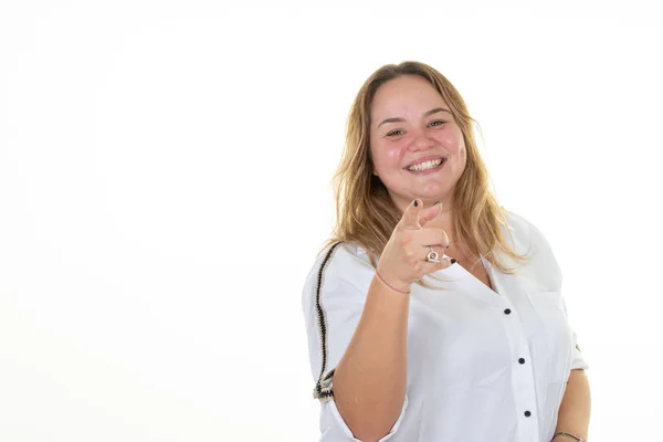 Güzel Büyük Genç Güzel Mutlu Kıvrımlı Genç Bir Kadın Parmağıyla — Stok fotoğraf