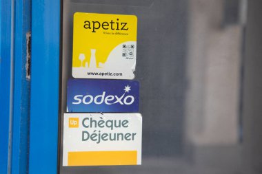 Bordeaux, Aquitaine France - 03 05 2023: Sodexo marka çek dejeuner logosu ve restoran kapısındaki apetiz işareti