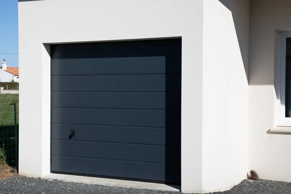 現代住宅グレーアップオーバーガレージドア家の郊外の灰色のファサード — ストック写真