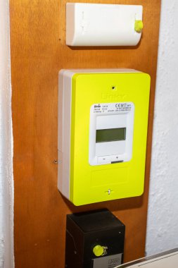 Bordeaux, Aquitaine France - 03 10 2023: Linky Itron EDF Electricity Network Distribution France 'dan yeni akıllı dijital elektrik sayacı