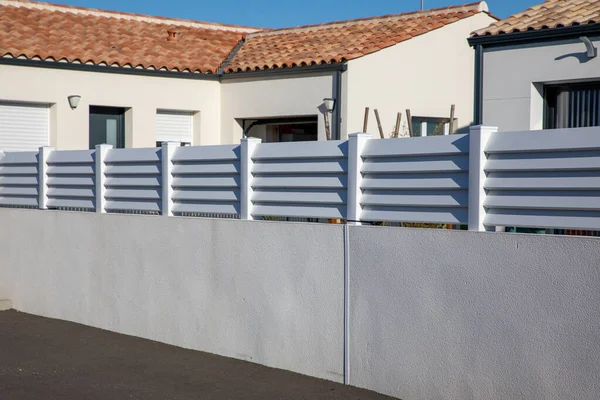Pared Cerca Blanca Barrera Aluminio Casa Moderna Proteger Vista Acceso — Foto de Stock