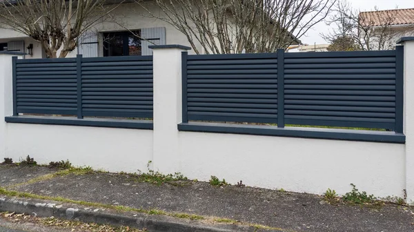 ウォールフェンス郊外の家のデザイン保護ビューホームガーデンのグレー現代的な障壁 — ストック写真
