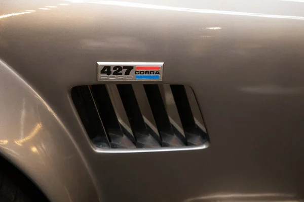 法国阿基坦波尔多 2023 Ac眼镜蛇427福特跑车标志牌和铲车侧面车龄的文字标志 — 图库照片