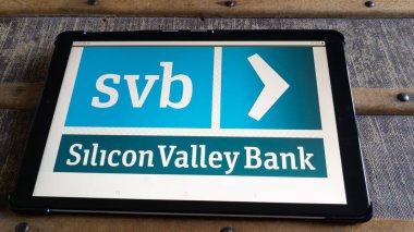 Bordeaux, Aquitaine France - 03 10 2023: SVB logosu ve Silikon Vadisi Bankası bilgisayar tableti tablet ekranının ABD 'deki çökmüş banka iflasının hisse senedi imzası
