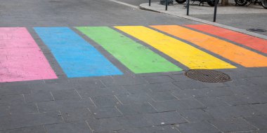 LGBT renkli gökkuşağı lezbiyen bayrağında kesişen yaya lgbt + boya kasabası sokak renkleri