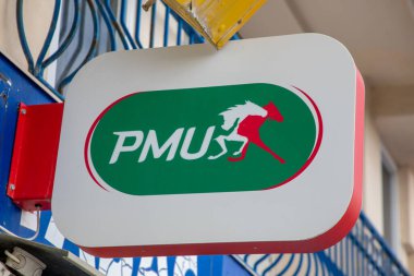 Bordeaux, Aquitaine France - 02 27 2023: PMU amblem levhası duvar cephe mağazası Fransız at yarışı iddiası spor organizasyonu ön cephesi metin markası