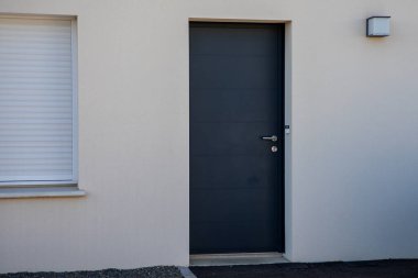 Beyaz Saray ön cephesi Gri kapı modern sokak banliyö evi