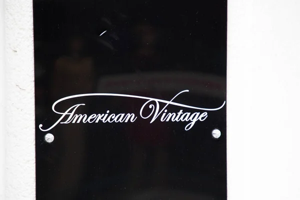 法国阿基坦 波尔多 2023 美国复古品牌标志和签名文字墙法式店面街道鞋类趋势我们的时装店入口 — 图库照片