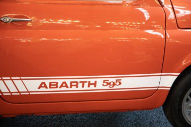 Bordeaux, Aquitaine France - 03 10 2023: Fiat 500 595 abarth spor antika araba logosu ve yan kapıda yazı tabelası