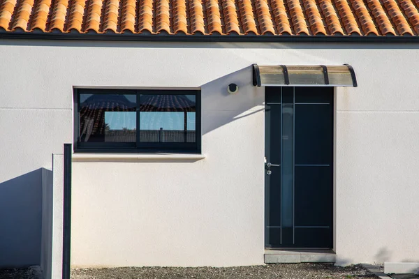 Nueva Casa Moderna Fachada Blanca Frente Gris Puerta Moderna Entrada — Foto de Stock