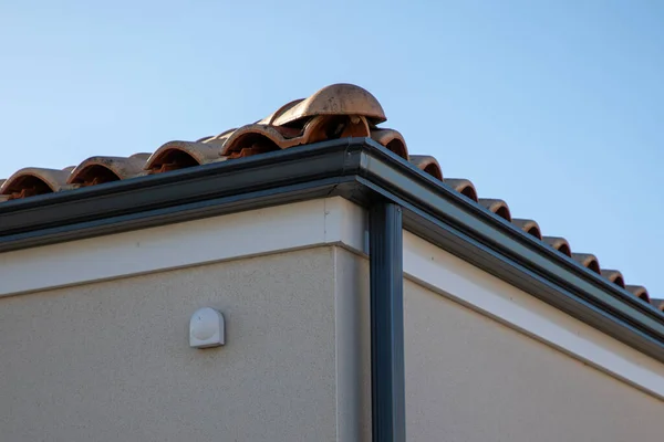 住宅排水沟现代雨水灰现代铝排水沟防水屋角屋面 — 图库照片