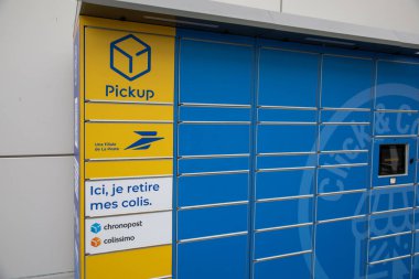 Bordeaux, Aquitaine France - 03 10 2023: la poste pick-up chronopost colissimo logo markası ve sarı mavi dolap teslimat mağazası self-servis teslim yeri