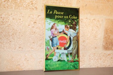 Bordeaux, Aquitaine France - 03 10 2023: Coca Cola antika içecek reklamı logosu ve Fransız Kola karbonatlı meşrubat