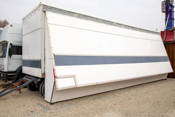 Vrachtwagen Trailer Wit Gesloten Voor Kermis Stand Stad Attractie Stad — Stockfoto