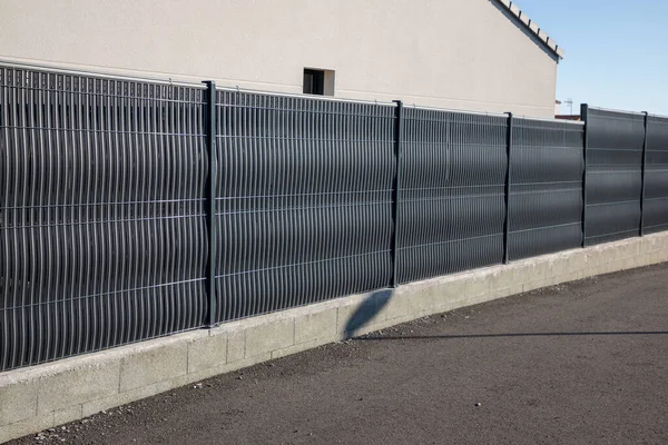 Ściany Ogrodzenie Ulica Aluminium Nowoczesna Bariera Wokół Domu Chronić Widok — Zdjęcie stockowe