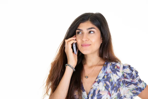 Brunette Heureuse Jeune Fille Parlant Téléphone Main Sur Fond Blanc — Photo