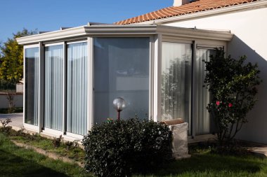 Veranda, evin ön cephesine karşı jöleli ev bahçesinde küçük bir oturma odası