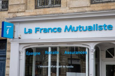 Bordeaux, Aquitaine France - 03 10 2023: la France Mutualiste logo markası ve Fransız ortak Fransa 'nın sigorta metnini imzala