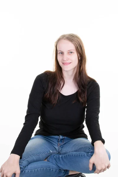 Feliz Joven Mujer Con Hermosa Sonrisa Sentado Frente Fondo Blanco —  Fotos de Stock