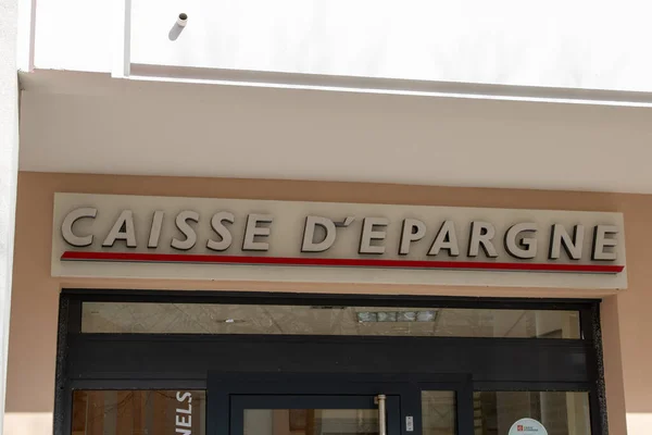 法国阿基坦波尔多 2023 Caisse Epargne文字标志和品牌标志法国零售银行立面入口 — 图库照片