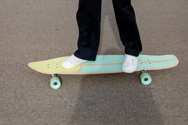 Junges Mädchen Junge Fuß Turnschuhen Skateboarder Auf Langem Brett Skate — Stockfoto