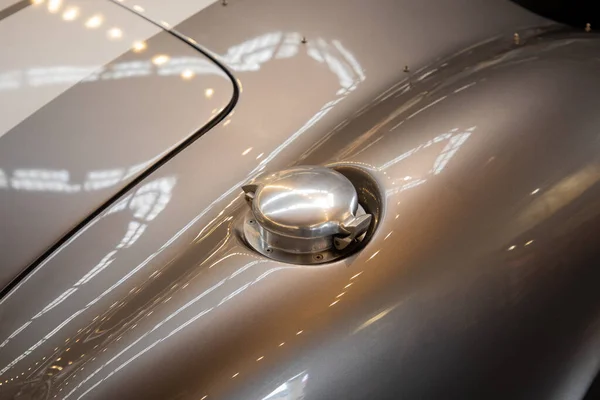 Серебристый Металл Газовый Бак Крышка Гоночного Винтажного Спортивного Автомобиля — стоковое фото
