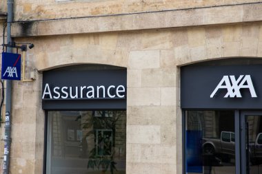 Bordeaux, Aquitaine France - 03 10 2023: axa sigorta logosu ve ön cephe imzası Fransız sigorta acentesi