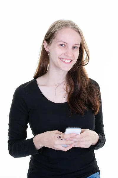 Πορτρέτο Του Χαμογελαστού Νεαρή Ξανθιά Καυκάσια Γυναίκα Χρησιμοποιώντας Κινητό Τηλέφωνο — Φωτογραφία Αρχείου