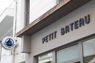 Bordeaux, Aquitaine France - 02 25 2023: Petit Bateau çocuk moda mağazası marka metin ve logo tabela dükkânı ön cephesi Küçük tekne butiği çocukları