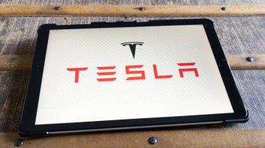 Bordeaux, Aquitaine France - 03: 15 2023: tesla logo markası ve metin imzası bizim dijital uygulamalı ekran tabletimiz EV elektrikli araç Amerikan şirketi