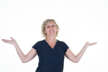 Beyaz arkaplanda izole edilmiş model için avuç içi fotokopi alanını sunan son sınıf öğrencisi kadın.
