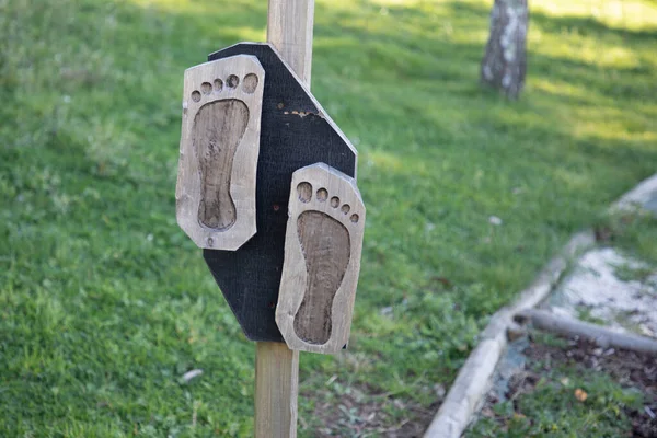 Brak Znaku Butów Parku Zewnątrz Drewniany Panel Chodzić Boso — Zdjęcie stockowe