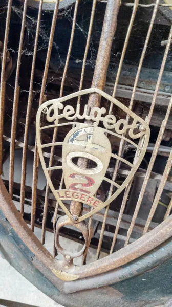 ボルドー アキテーヌフランス 2023年3月19日 プジョー402レガシロゴテキストとクモの巣ヴィンテージレトロカーフランスの人気のある車両と酸化錆びた古い車のグリルに署名ブランド — ストック写真