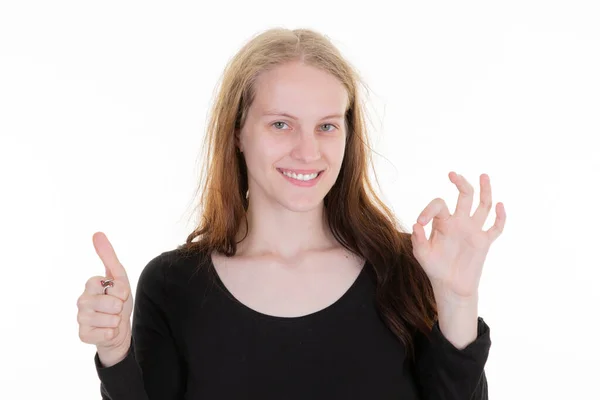Πορτρέτο Της Χαρούμενης Χαμογελαστή Νεαρή Γυναίκα Δείχνει Τους Αντίχειρες Στην — Φωτογραφία Αρχείου