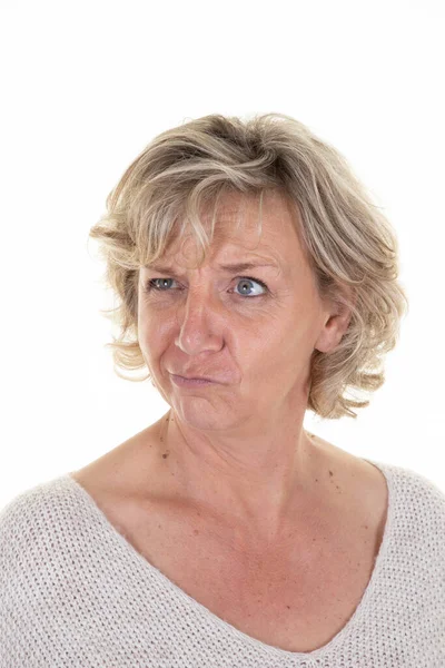 Dojrzałe Blondynka Niebieski Oczy Casual Senior Kobieta Grymas Twarz Portret — Zdjęcie stockowe