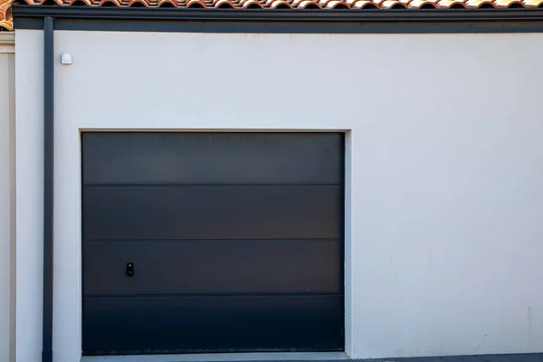 Seccional Coche Moderno Garaje Oscuro Gris Diseño Puerta Gris Fachada — Foto de Stock