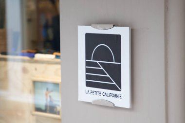 Les Sables-d 'Olonne, vendee France - 03 09 2023: La Petite Californie metin ve ön cam dükkanında logo damgası