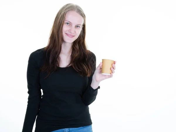 Женщина Представляет Неклейменный Пустой Коричневый Картонный Бумажный Горячий Напиток Макет — стоковое фото