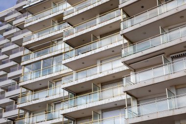 Modern mimaride cam balkonlu ön bina geniş camlı balkon evleridir.