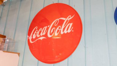 Bordeaux, Aquitaine France - 03 19 2023: Coca Cola kırmızı yuvarlak reklam levhası logosu ve duvardaki karbonatlı meşrubat