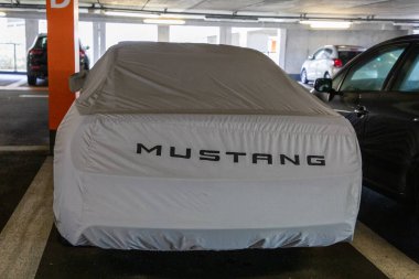 Les Sables-d 'Olonne, vendee France - 03: 29 2023: Ford Mustang logosu ve araba kapağı brandasında yazı sporu