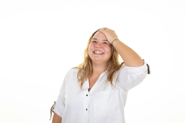 Usmívající Blondýny Šťastný Oversize Žena Ruka Prst Vlasy Studiu Střílel — Stock fotografie